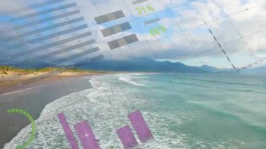 Plaj kumu üzerinde şeffaf veri pasta grafiği canlandırılıyor, çubuk ve çizgi grafikleri gösteriliyor,% etiketler. Deniz manzarası, analitik, görselleştirme, dijital, fütürizm, sakinlik, yenilik