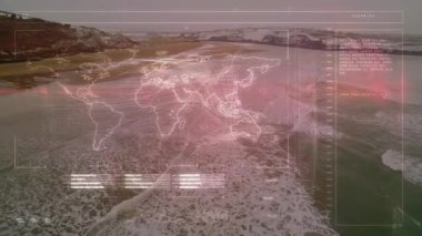 Sahil manzarasını kaplayan dijital dünya haritası, şebeke panellerini tarayan animasyon akış çizgilerini gösteriyor. Gelecekçi, teknoloji, veri, yenilik, navigasyon, deniz, dijital