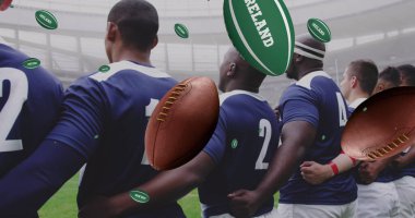 Stadyumdaki çeşitli erkek rugby oyuncuları üzerinde rugby toplarının görüntüsü. ragbi ligi dünya kupası ve spor konsepti dijital olarak üretilen görüntü.