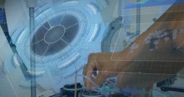 İş adamının tarama ve veri işleme görüntüsü. küresel iş dünyası dijital arayüz teknolojisi ve dijital olarak oluşturulan ağ konsepti.