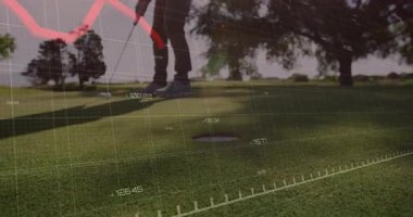 Erkek golfçü yeşil giydiğini gösteriyor, şeffaf ızgara çizgileri ve teknoloji ölçümleri gösteriyor. Spor, hassasiyet, analitik, açık hava, fitness, rekabet, teknik