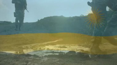 Çamurlu arazide yürüyen iki asker animasyon tüfek ikonu ve güvenlik veri tablosu gösteriyor. Askeri, taktiksel, engebeli, açık hava, macera, disiplin, keşif
