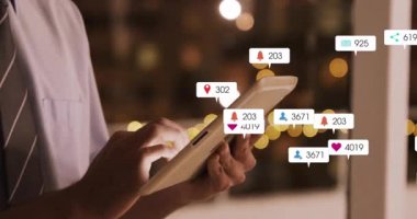 Sıcak bulanık ışıkların üzerinde bildiri simgeleri yüzen profesyonel tıkırtı tableti. Teknoloji, şirket, modern, iletişim, ağ, yenilik, dijital