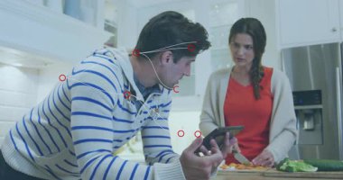 Birkaç havuç dilimleme ve tableti kontrol etme. Animasyon sağlık tablosu örtülerini gösteriyor. Aşçılık, modern, teknoloji, beslenme, işbirliği, ev, yaşam tarzı