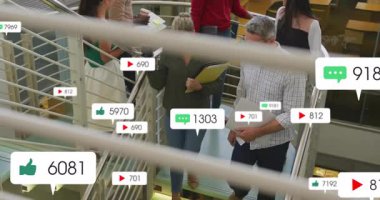 Altı iş arkadaşı ofis merdiveni boşluğuna tırmanıyor. Yorum yapan, ikonları çalan animasyon kabarcıkları gösteriyor. İşbirliği, takım çalışması, profesyonel, kurumsal, kentsel, modern, üretkenlik