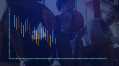 Spor analitiğini analiz eden üç erkek takım arkadaşı çizgi grafiği ve bar çizelgesini gösteriyor. Sporcular, performans, istatistik, fitness, veri görselleştirme, takım çalışması, modern