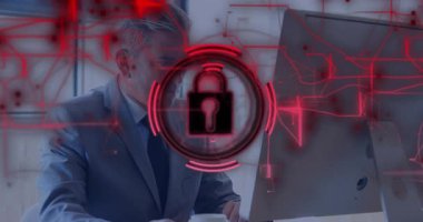 Ofis masasında akıllı telefonu tutan kıdemli bir adam devre hatlarıyla teknoloji kilidini gösteriyor. Eski, profesyonel, dijital, güvenlik, şirket, teknoloji, güvenlik