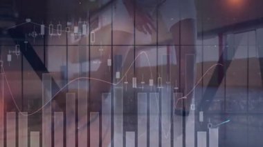 Vücut geliştirme stüdyosunda öne doğru eğilen kadın sporcu, kaplamalara finans şamdanları yansıtıyor. Sağlık, zindelik, finans, teknoloji, motivasyon, canlılık, sağlık