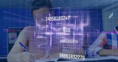 Sınıfta yazan genç öğrenciler, yüzen veri akışlarını gösteren holografik ızgaralarla etkileşim halindeler. Futuristik, teknoloji, eğitim, yenilik, dijital, işbirliği, canlı