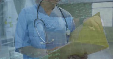 Kadın sıhhiyeci, sağlık kliniğindeki sarı klasörde yarı şeffaf çizelgeleri inceliyor. Tıbbi, takım çalışması, yenilik, profesyonellik, dijital, tanı, işbirliği