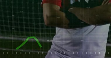 Kırmızı beyaz forma giyen erkek sporcu kollarını kavuşturup, koyu renk şebekeye yeşil çizgili grafik sunuyor. Sporcu, analitik, modern, spor giyim, profesyonel, dijital, yenilik