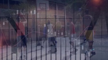 Altı takım arkadaşı sahada salya sümük geziyor, yarı saydam finans tabloları ve dolar değerleri gösteriyorlar. Sporcular, takım çalışması, açık hava, şehir, dinamik, fitness, spor giyim