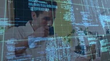 Masada çalışan yazılım geliştiricisi, yüzen XML parçacıklarını gösteren şeffaf ekran ile. Teknoloji, yenilik, çalışma alanı, görselleştirme, dijital, programlama, üretkenlik