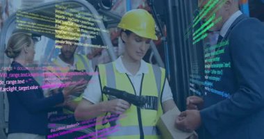 Depo ekibi, ambarda barkod tarayıcı ve tablet ile şifreli paketleri tarıyor. Sanayi, lojistik, teknoloji, işbirliği, verimlilik, veri, envanter