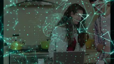 Mutfakta akıllı ev teknolojisi sergileyen çift holografik dünya ve ağ düğümleri sergiliyor. Teknoloji, bağlantı, modern, yenilik, dijital, iletişim, iç mekan