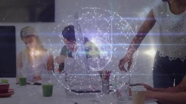 Ofis masasında, teknoloji ağı hologramı eşleşen kağıtlar hazırlayan ve daktilo eden dört iş arkadaşı. İşbirliği, yenilik, takım çalışması, dijital, modern, iletişim, profesyonel