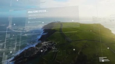 Yarı şeffaf analiz arayüzü, engebeli kıyı uçurumunda haritalarla canlandırılıyor. Teknoloji, veri görselleştirme, açık hava, manzara, dijital arayüz, analitik, manzaralı