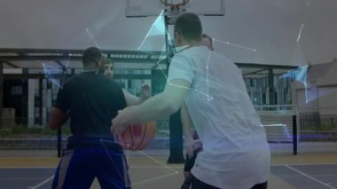 Takım arkadaşları şehir sahasında atlama ve ribaund yarışmalarına katılıyor, animasyon iş büyüme grafiği sergiliyorlar. Sporcular, takım çalışması, enerji, canlı, rekabet, fitness, spor