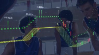 Üç basketbolcu spor salonunun içinde bankın etrafında eğilip animasyon spor veri tabloları sergiliyor. Sporcular, takım çalışması, fitness, zindelik, performans, eğitim, dijital