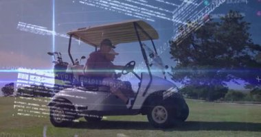 Sahada golf arabası süren iki adam, yüzen borsa haritaları ve ikili kaplamalar sergiliyorlar. Lüks, açık hava, eğlence, işbirliği, teknoloji, modern, eğlence