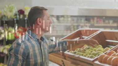 İnsan markette elma seçiyor, veri grafiklerini gösteriyor ve sandıkları örtüyor. Taze ürün, pazar yeri, besleyici, doğal, sürdürülebilir, perakende, organik