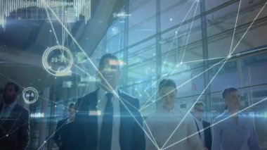 Cam lobide yürüyen iş adamları, yüzen ağ hatları ve veri düğümlerini gösteriyorlar. Şirket, takım çalışması, fütüristik, ağ oluşturma, yenilik, liderlik, modern