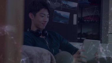 Oturma odasındaki kanepede oturan öğrenci, dijital ağ kaplamalı dizüstü bilgisayar eğitimi teknolojisi kullanıyor. Teknoloji, gelişigüzel, modern, gençlik, bağlantı, dijital, rahatlama