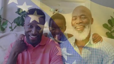 Evde kanepede oturan son sınıf öğrencisi, yetişkin ve çocuk eğitim için Amerikan bayrağını sergiliyorlar. Aile, çoklu nesil, ev, ev, portre, birlik, sıcaklık