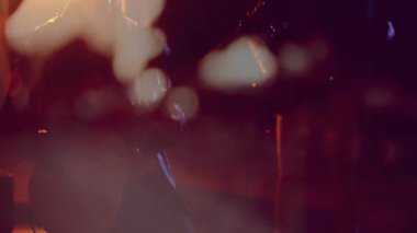 Müzik sahnesinde canlı ses dalgaları ve notalarla elektro gitar çalan iki müzisyen. Performans, eğlence, akustik, atmosfer, ışıklandırma, bant, melodi