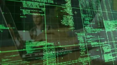 Ofis masasındaki klavyede, yeşil kod altında kahve fincanı bulunan profesyonel bir daktilo. Teknoloji, dijital, yenilik, çalışma alanı, siber güvenlik, modern, veri