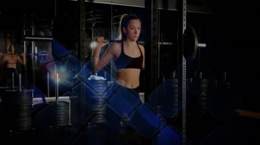 Jimnastik salonunda halter kaldıran bayan sporcu, aynalı duvar ve mavi grafiklerle. Güç, zindelik, antrenman, spor, atletik, disiplin, kararlılık