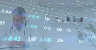 Doktor, klinikteki cam masada, animasyon finansal veri örtüsüyle deftere yazıyor. Profesyonel, kurumsal, gösterişli, analitik, sağlık, eğitim, modern