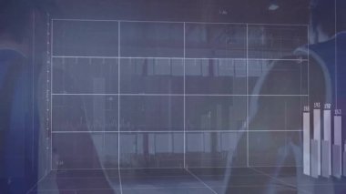 Spor salonundaki mavi formalı erkek sporcu analitik çizelgeleri bar çizelgeleriyle gösteriyor. Spor, performans, teknoloji, veri, fitness, eğitim, biyomekanik