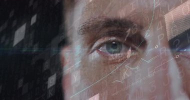 Adam teknoloji arayüzünü inceliyor, holografik ikili kodlar gösteriyor, veri tabloları, şebeke kalıpları. Fütüristik, biyometrik, veri analizi, siber, dijital ortam, sürükleyici, yenilikçi