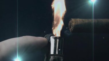 Parmak basan metal çakmaktaşı tekerleği, yanan puro izmaritini gösteren animasyon. Endüstriyel, tehlikeli, yanmalı, metalik, işçilik, odaklanma, ışıklandırma