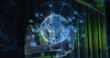 Veri merkezi koridorunda dizüstü bilgisayarı tutan kadın bilişim teknisyeni, IOT simgeleriyle dijital küreyi gösteriyor. Teknoloji, siber güvenlik, fütüristik, endüstriyel, yenilik, bağlantı, girişim