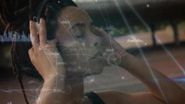 Teknoloji stüdyosunda kulaklıkları ayarlayan, yüzen ağ çizgileri gösteren dairesel veriler gösteren bir kadın. Fütürist, sürükleyici, analitik, canlı, profesyonel, yenilikçi, odaklanmış