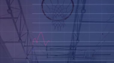 Basketbol potası ve top açık hava ağlarından geçiyor, şeffaf finans grafikleri var. Spor, veri görselleştirme, atletik, teknoloji, açık hava, ölçüm, performans