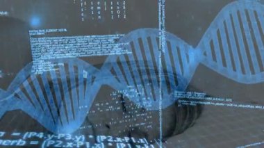 Sanal teknolojiyle etkileşim halinde olan bir kadın holografik DNA sarmalı ve akış kodu sunuyor. Fütürist, dijital, biyoteknoloji, yenilik, sanal, soyut, holografik