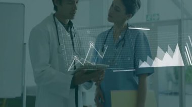 Hemşire ve doktor, tıbbi koridordaki hasta verilerini analiz ediyor. Animasyon grafikleri ve çizelgeleri gösteriyor. Tıbbi, takım çalışması, yenilik, profesyonel, yüksek teknoloji, işbirliği, sağlık hizmetleri