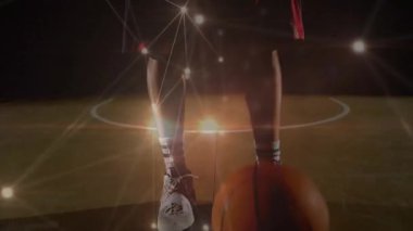Basketbolcu sahada topu tutuyor. Parlak spor analitik düğümleri, ışık yolları var. Atletizm, spor, hareket, dijital, gelecek, enerji, atletizm