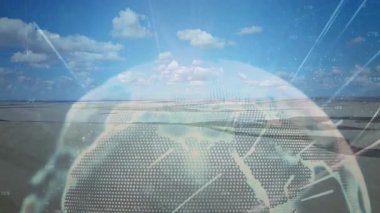 Sahilde yüzen saydam dijital küre düz dizaynlı veri ışınlarıyla noktalı haritayı gösteriyor. Gelecekçi, teknoloji, veri görselleştirme, dijital, küresel, manzara, minimalizm