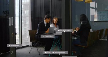 İş arkadaşları cam odada mimariyi tartışıyor, yüzen sosyal medya uyarıları gösteriyorlar. Profesyonel, işbirliği, kentsel, yenilik, modern, danışmanlık, takım çalışması