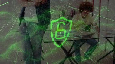 Ofiste kollarını kavuşturan bir adam, yeşil güvenlik kalkanı asma kilidi altında yazan bir iş arkadaşı. Şirket, teknoloji, yenilik, güvenlik, dijital, profesyonel, takım çalışması