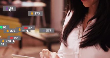 Kadın pazarlamacı, merkez ofisteki sosyal bildirimleri simgelerle gözden geçiriyor ve takip ediyor. Kişisel, ev, çalışma alanı, dijital, modern, rahat, yaşam tarzı