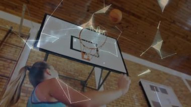 Spor salonunda topa vuran bayan basketbolcu, spor teknolojisi dijital küreyi ve ağ hatlarını gösteriyor. Atletizm, rekabet, atletizm, spor, takım çalışması, modern, gelecekçi