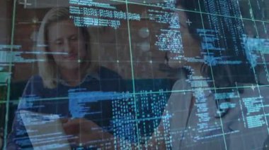 Kadın ve erkek teknoloji ofisinde dizüstü bilgisayarı inceliyor, kod örtüsü ve veri akışı sergiliyor. İşbirliği, yenilik, dijital, başlangıç, çağdaş, çalışma alanı, takım çalışması