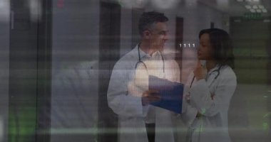 Her iki doktor da steteskoplarla verileri tartışıyor ve hastane koridorunda ikili arıza var. Tıbbi, işbirliği, modern, sağlık, profesyonel, dijital, yenilik