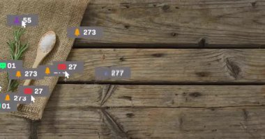 Ahşap kaşık tuz ve biberiye filizi tutuyor ve sosyal medya simgelerini gösteriyor. Kaba, aşçı, doğal, organik, dijital, sosyal medya, düz-yatak