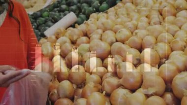 Alışveriş yapan kadın süpermarkette soğan kutusuna uzanıyor ve perakende veri tabloları ürünleri örtüyor. Perakende, ticaret, görselleştirme, analitik, market, sağlıklı, taze